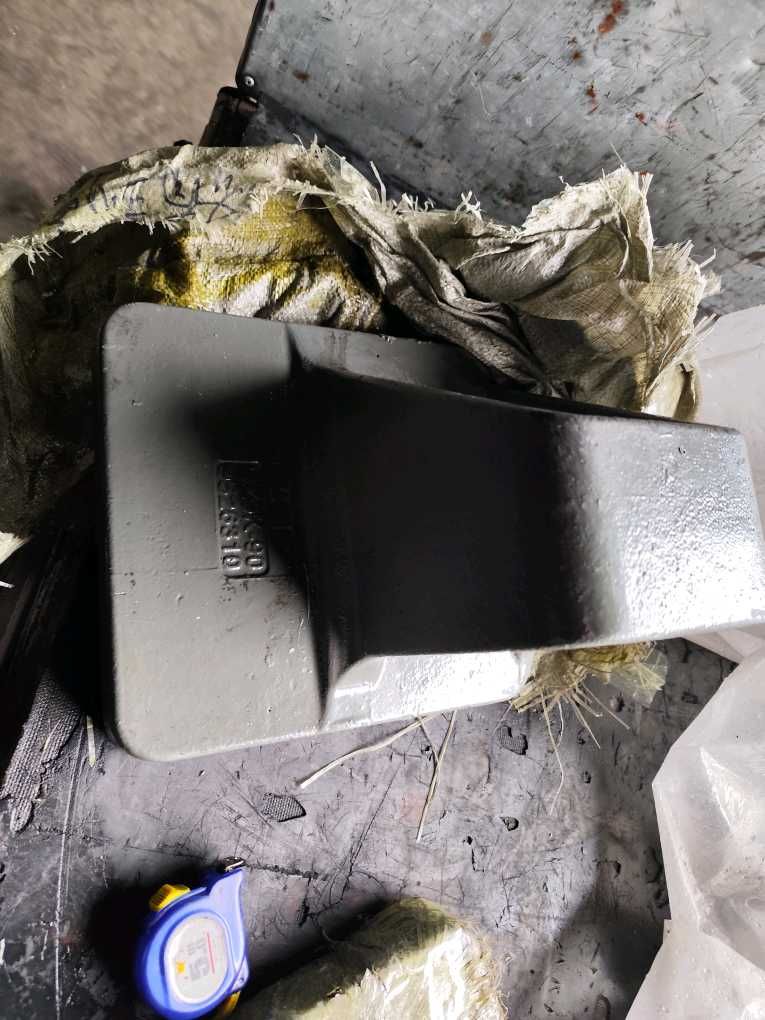 EZ9K869526311后鋼板座 右